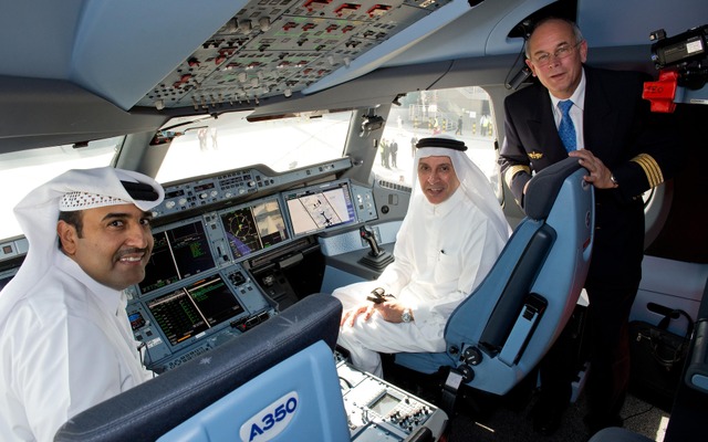 カタール航空CEOであるアクバー・アル‐バカー氏とエアバスのチーフテストパイロットであるピーターチャンドラー、カタールのツーリズム管理者であるIssa Al Mohannadi氏