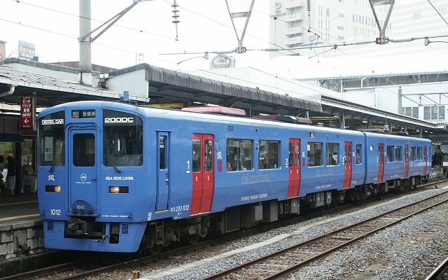 長崎駅で発車を待つキハ200形気動車。同駅は写真の反対側にある車両基地の敷地に移転する形で高架化されるため、車両基地も3月中旬までに佐世保市内の早岐駅に移転する予定。これに伴い車両基地の一般公開イベントを2月23日に実施する。