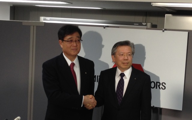 三菱自動車の益子修社長（左）と次期社長の相川哲郎常務