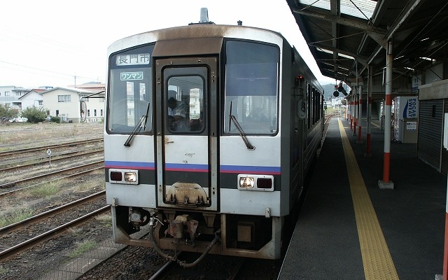 益田駅で発車を待つ山陰本線の長門市行き普通列車。2013年夏の水害で現在は代行バスが運転されているが、秋頃にも運転が再開される見込みになった。