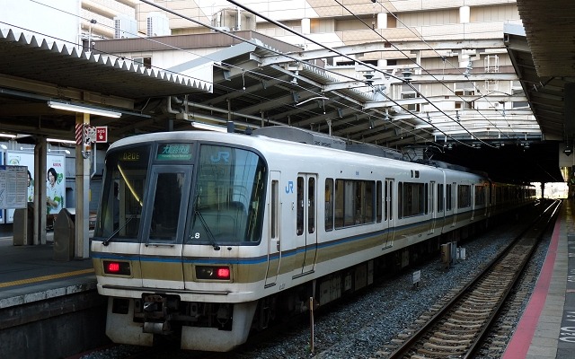 JR西日本は2月17～21日の朝ラッシュ時に3ドア車を集中運用する。写真は3ドア車の221系。