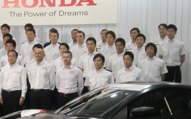 ホンダの2014年モータースポーツ活動計画発表会にて。写真最前列左から伊東社長、タルクィーニ（WTCC）、モンテイロ（WTCC）、佐藤琢磨（インディ）、伊沢拓也（GP2）。