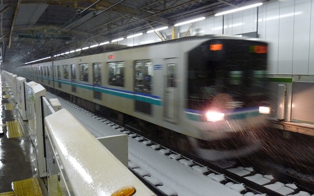 雪に覆われた東急目黒線を走る電車（車両は埼玉高速鉄道）。東京は13年ぶりの大雪警報となり、各地の鉄道路線でダイヤが乱れた。一部の路線は運転を見合わせている。