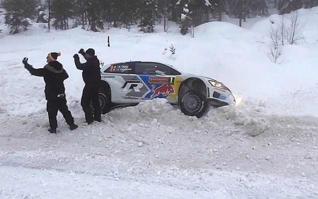 雪の吹きだまりに捕まってしまったVWポロR(セバスチャン・オジェ）