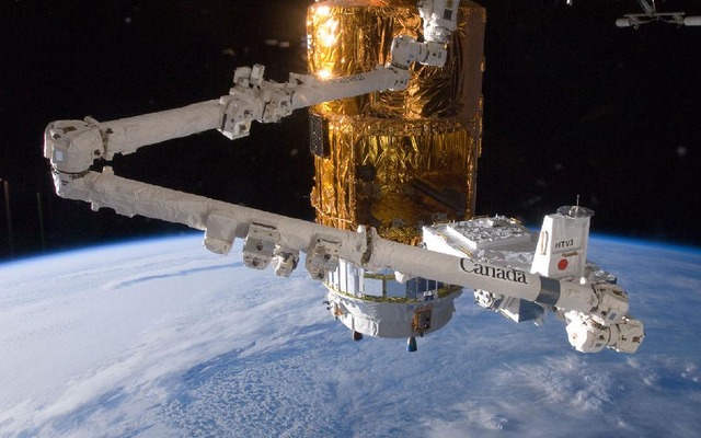 2012年、日本のHTV（こうのとり）3号機から曝露パレットを引出す国際宇宙ステーションのロボットアーム「カナダアーム２」。