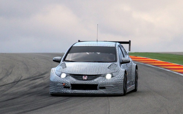 スペインで初テストを行ったホンダ シビック WTCC の2014年モデル