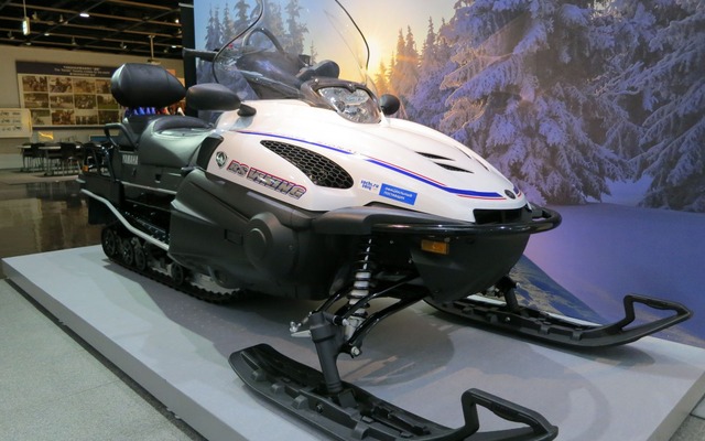 ヤマハ発動機、コミュニケーションプラザにソチ仕様スノーモビルを展示