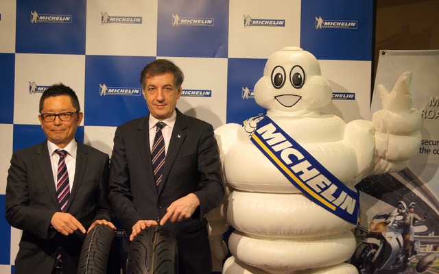 日本ミシュランタイヤ 代表取締役社長のベルナール・デルマス氏（中）