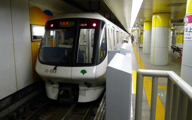 中野坂上駅を発車する大江戸線の列車。同駅を含む都庁前～光が丘間では光が丘行き初列車の時刻が18分繰り上げられる。
