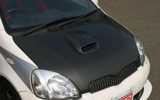 旧型 ヴィッツ 用カーボンボンネットを発売…TRD