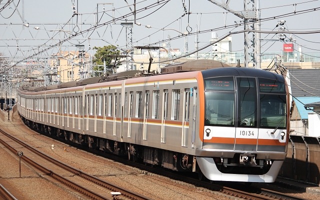 東急東横線を走る東京メトロ副都心線の10000系。3月15日改正で平日早朝の副都心線直通列車が増える。