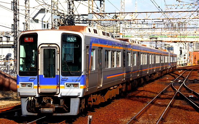 南海高野線の難波行き急行。南海電鉄は3月14日からJR西日本と近鉄の連絡IC定期券を発売する。