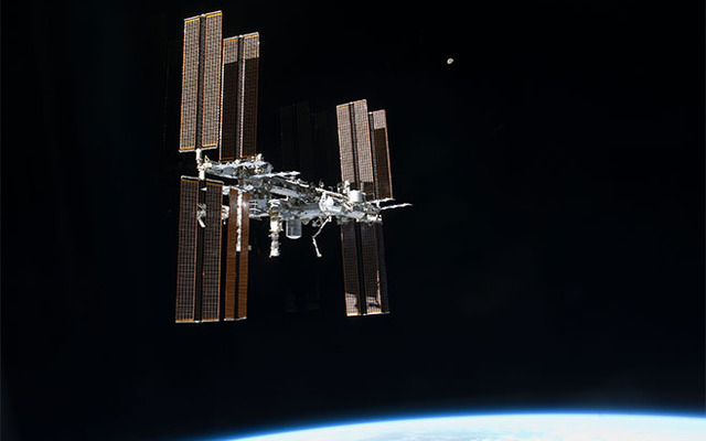 国際宇宙ステーション　（写真提供：NASA）