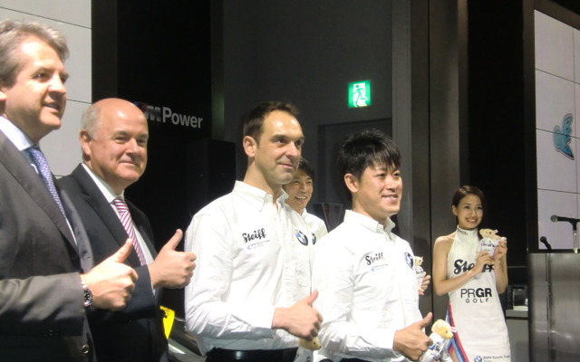 BMW新チームのドライバーはヨルグ・ミューラー（中央）と荒聖治（その右）。