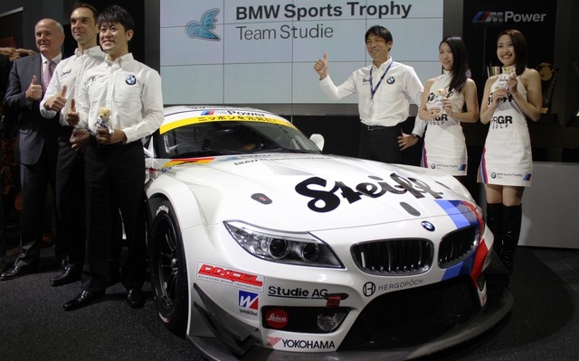 左から順にBMWジャパン代表取締役社長のアラン・ハリス氏、ドライバーのヨルグ・ミラー選手、荒聖治選手、チーム代表兼監督で、Studie代表取締役の鈴木康昭氏