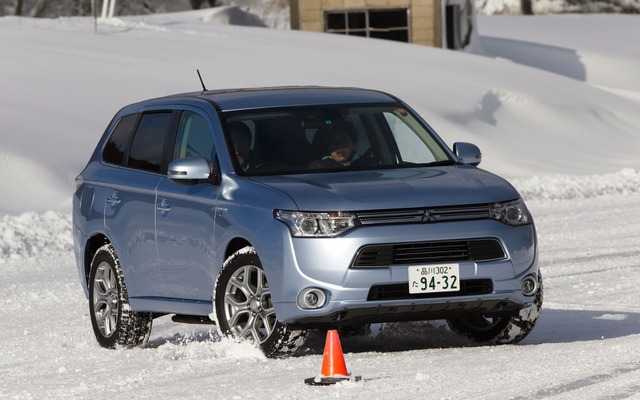 三菱・アウトランダーPHEV 氷上試乗