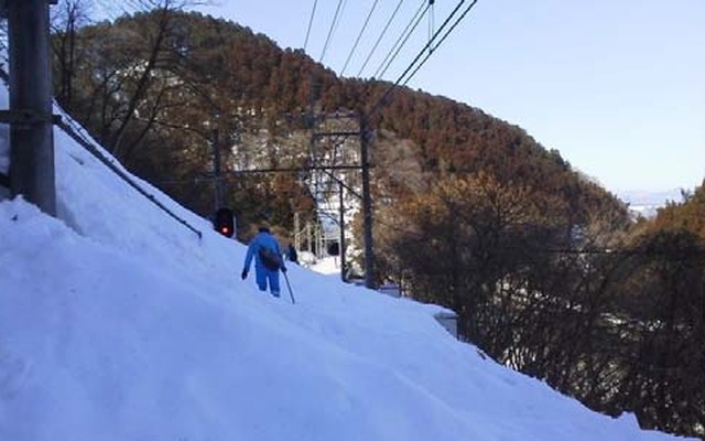 雪で埋まった西武秩父線の線路。一部の区間では積雪が4mを超えた。