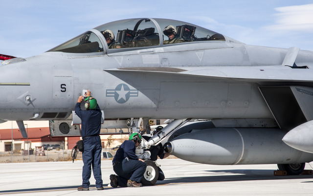 IRSTセンサーを搭載したF/A-18スーパーホーネット