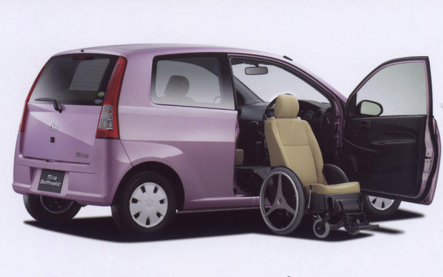 車いすごと運転できるダイハツ ミラ、軽自動車初