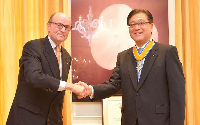 ラーディンク・ファン・フォレンホーヴェン　駐日オランダ大使 (左)と三菱自動車　益子修社長 (右)