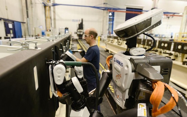 航空機製造作業を行う人間型ロボット