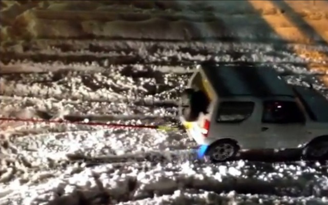 雪でスタックした車両を救出するスズキジムニー