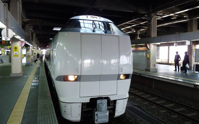 金沢駅で発車を待つ特急『しらさぎ』。9月から一部の列車で車内販売の営業を終了する。