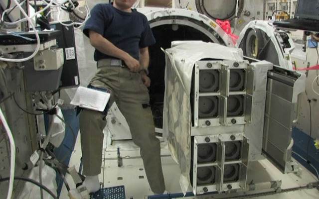 衛星放出機構を親アーム先端取付型実験プラットフォーム（MPEP）に取り付ける若田宇宙飛行士（出典：JAXA／NASA）