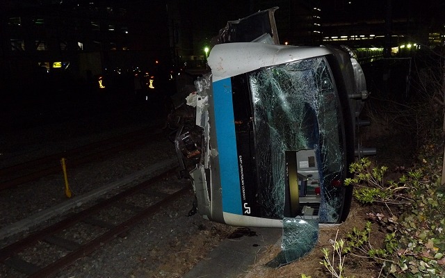 川崎駅の東京方で脱線した京浜東北線E233系10両編成の回送電車（177編成）。東京方先頭10号車（クハE233-1077）が横転し、2両目の9号車（サハE233-1277）も大きく傾いた。クハE233-1077の窓ガラスが乗務員救出のため長方形に切り取られている。