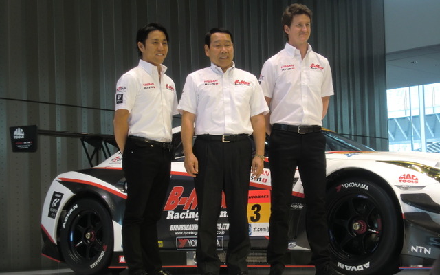 GT300に参戦するオルドネス（右）と星野一樹（左）。中央は長谷見昌弘監督。