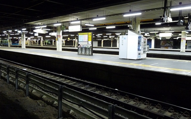 脱線事故が発生した直後の川崎駅構内。23日の京浜東北線は川崎駅を含む蒲田～鶴見間の運転を見合わせたが、24日の初列車から再開している。