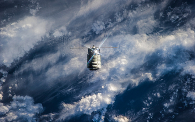 SSRMSから解放されたシグナス補給船（Orb-1）（出典：JAXA／NASA／ESA）