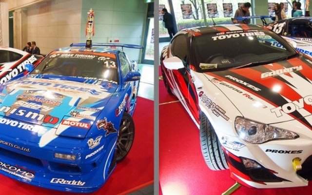 展示予定のマシンイメージ（撮影：大阪オートメッセ）川畑選手のチャンピオン・マシン（左）、Team TOYOTIRES DRIFT パフォーマンス用マシン（右）