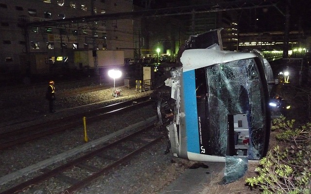 2月23日未明、作業用車両と接触して脱線した京浜東北線の電車。太田国交相は安全確保を徹底するよう鉄道局に指示した。