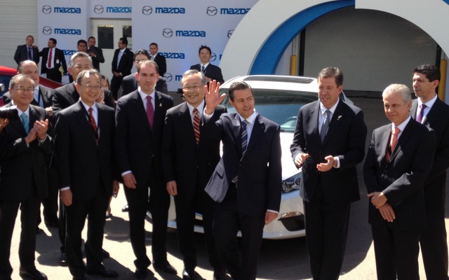 生産1号車を前にメキシコのペニャニエト大統領（中央）とマツダの山内孝会長（左隣）