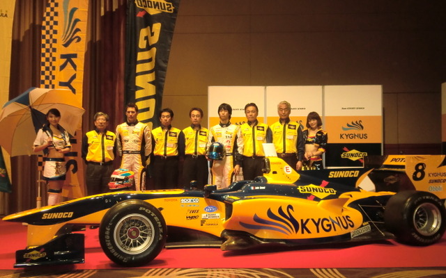 Team KYGNUS SUNOCO参戦記者会見の集合撮影。