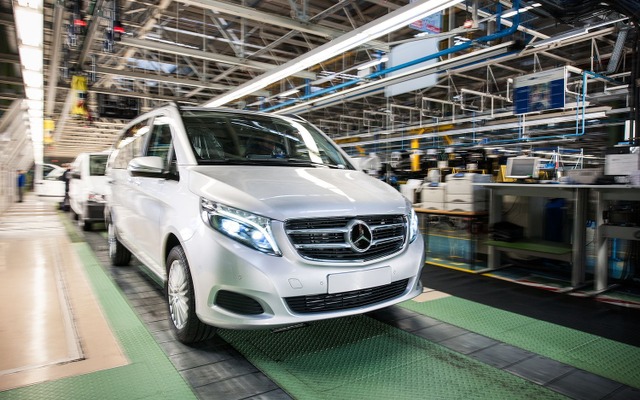 スペインのビトリア工場で生産が開始された新型メルセデスベンツVクラス