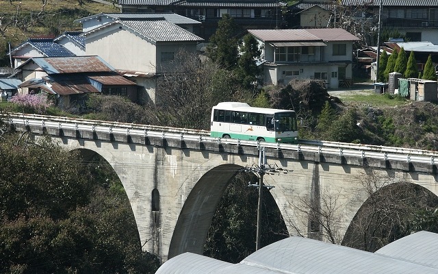 「幻の五新鉄道」こと阪本線の路盤を改築したバス専用道を走る奈良交通のバス。南海が実施する4月のツアーでは、貸切バスで専用道をたどる。