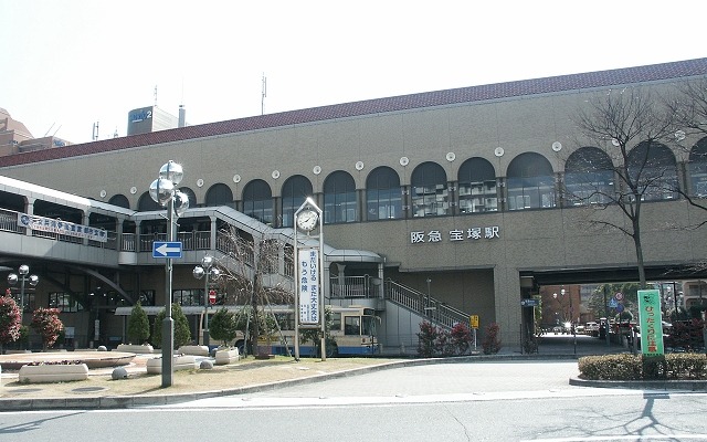 阪急電鉄の宝塚駅。3月21日から発車メロディーに「すみれの花咲く頃」「鉄腕アトム」が使われる。