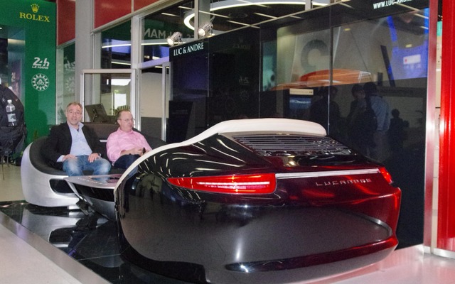 LUC & ANDRE社のポルシェ911型ソファ「ナイン・イレブン」（ジュネーブモーターショー14）