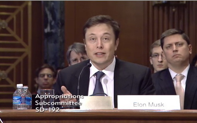 公聴会に出席したスペースX社のイーロン・マスクCEO