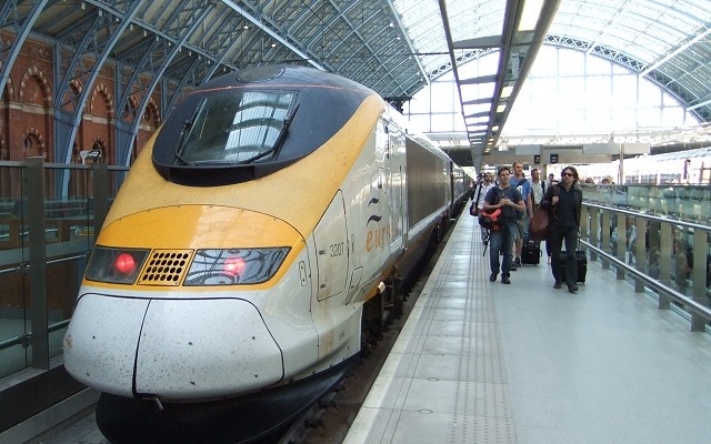 英国と欧州大陸を結ぶ国際高速列車『ユーロスター』の2013年利用者数が、運行開始以来初の1000万人を突破した。写真はロンドンのセント・パンクラス駅に到着したユーロスター。