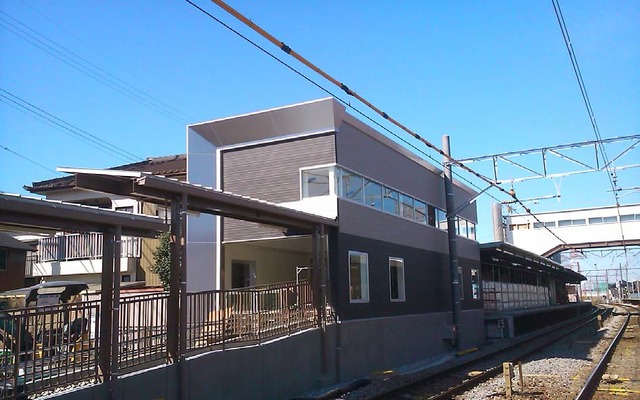 ほぼ完成した富士松駅の南口駅舎（2月中旬）。3月23日から使用を開始する。