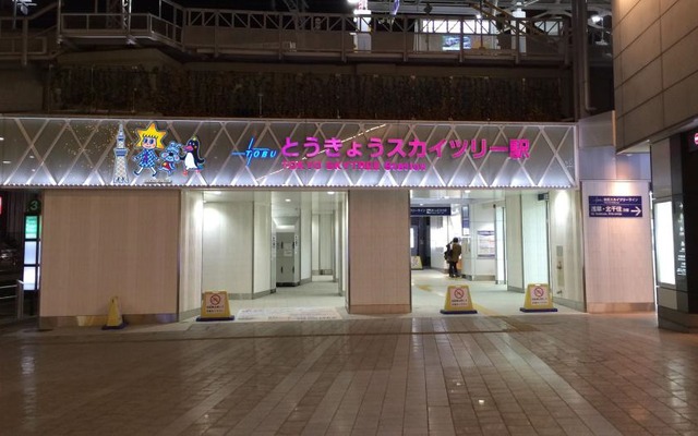 とうきょうスカイツリー駅正面改札口前のイメージ。新しいLEDサイン（左）を設ける。