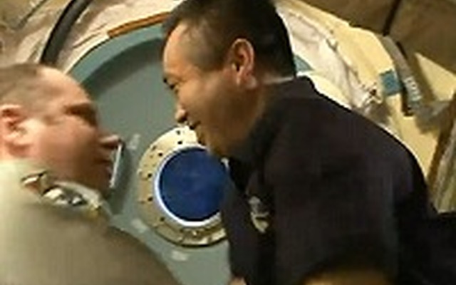 ISSで最後にコトフ宇宙飛行士と言葉を交わす若田宇宙飛行士（出典：JAXA／NASA）