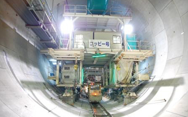 工事中のシールドトンネル内部