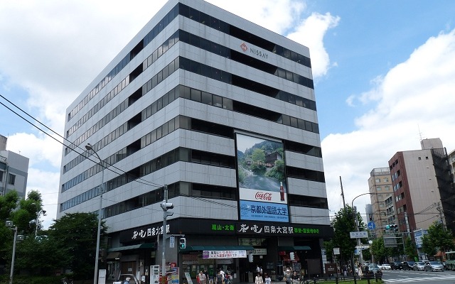 昼間は毎時00・10・20・30・40・50分発となっている嵐電の四条大宮駅。終点の嵐山駅もダイヤ改正で毎時00・00・10・20・30・40・50分発の「分かりやすい」時刻に変わる。