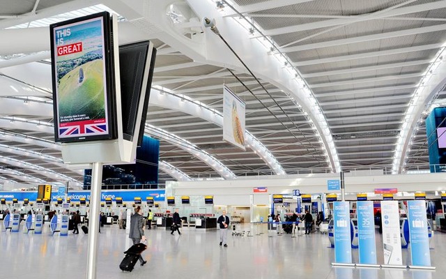 ヒースロー空港のデジタルサイネージ
