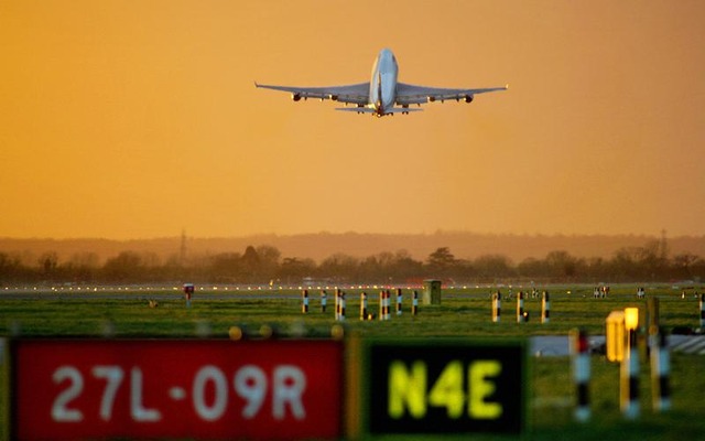 ヒースロー空港を飛び立つ旅客機