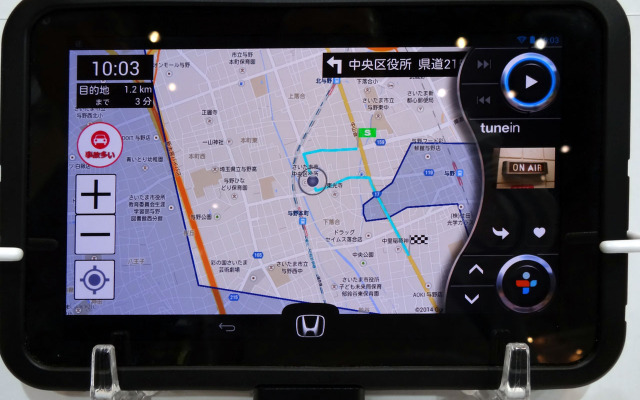 「MC-β」向けに開発されたアプリを搭載したタブレット端末。カーオーディオ機能が同時に起動している